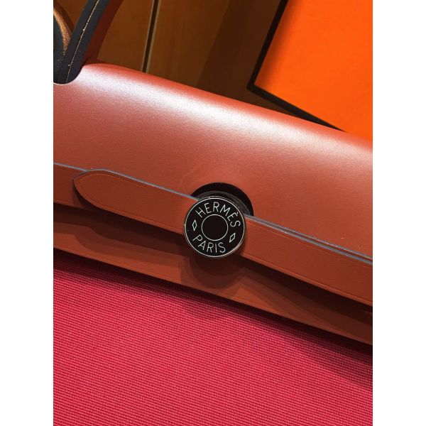 Hermes Herbag Zip 31cm Bag In Camel And Bordeaux - Image 4